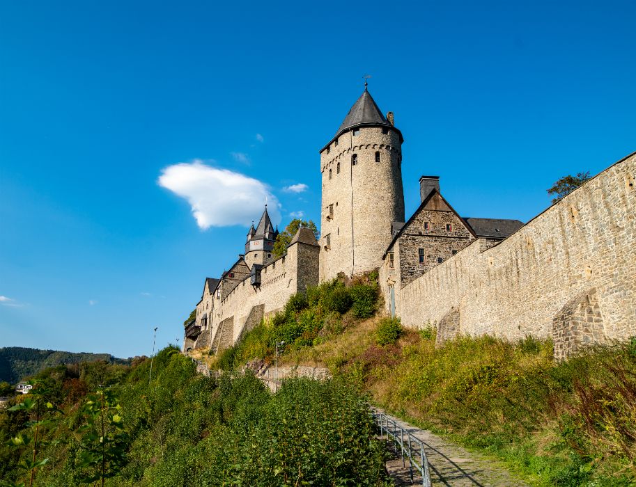 Lange war Burg Altena eine Ruine. Dann entschied Kaiser Wilhelm II. den Streit: er ließ die Burg im historisierenden Stil wieder aufbauen